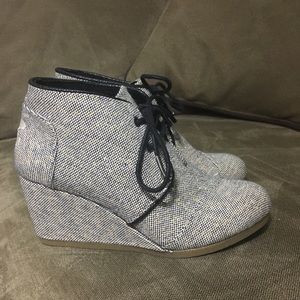 TOMS black and white wedges with laces
